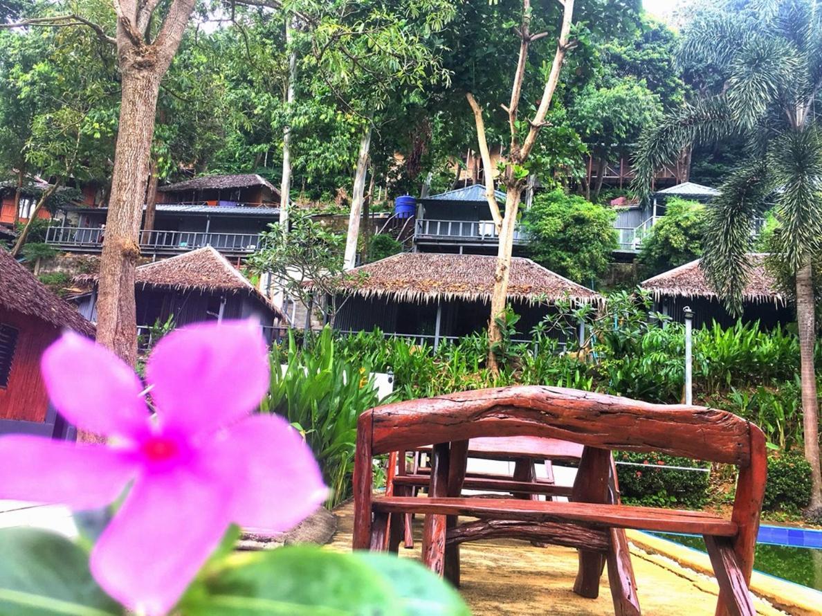 Phi Phi Sea And Hill Resort Buitenkant foto